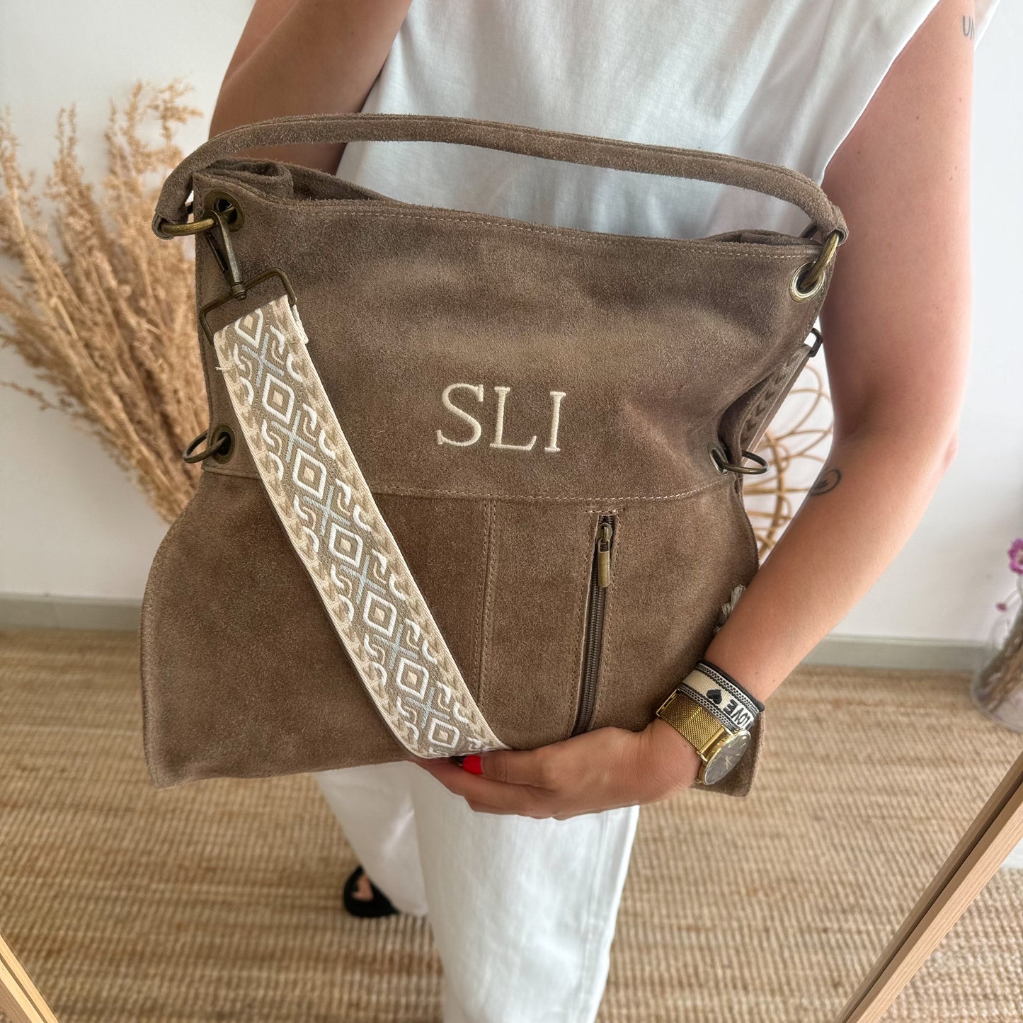 Bolso ante taupe cremalllera iniciales bordadas