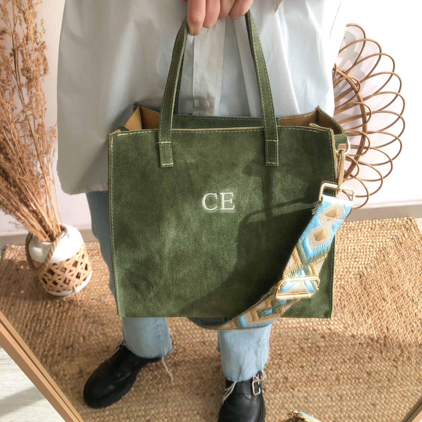 Bolso cuadrado serraje caqui herraje dorado iniciales bordadas