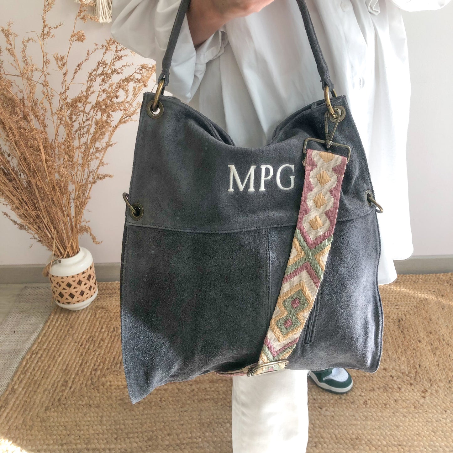 Bolso ante gris cremalllera iniciales bordadas