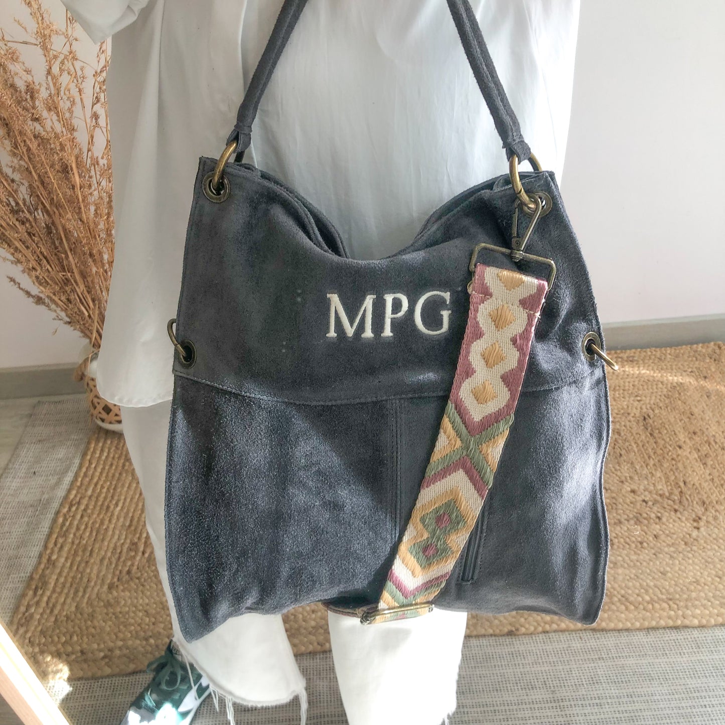 Bolso ante gris cremalllera iniciales bordadas