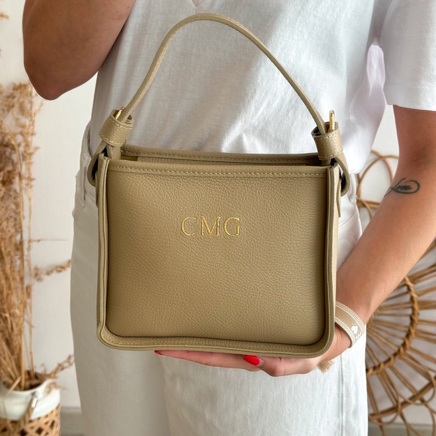 Bolso cuadrado piel taupe iniciales bordadas - Bubbleshopbcn
