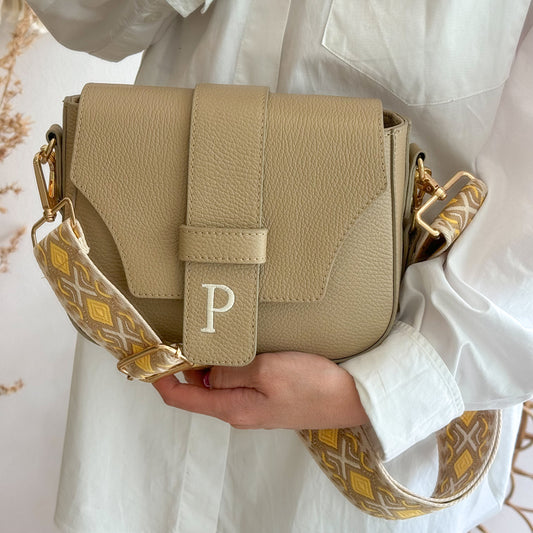 Bolso solapa piel taupe inicial bordada
