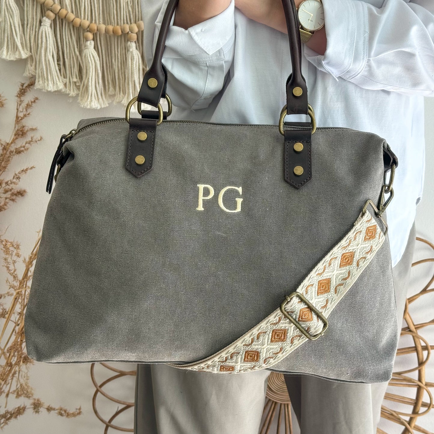 Bolso combinado loneta y piel gris iniciales bordadas con correa étnica