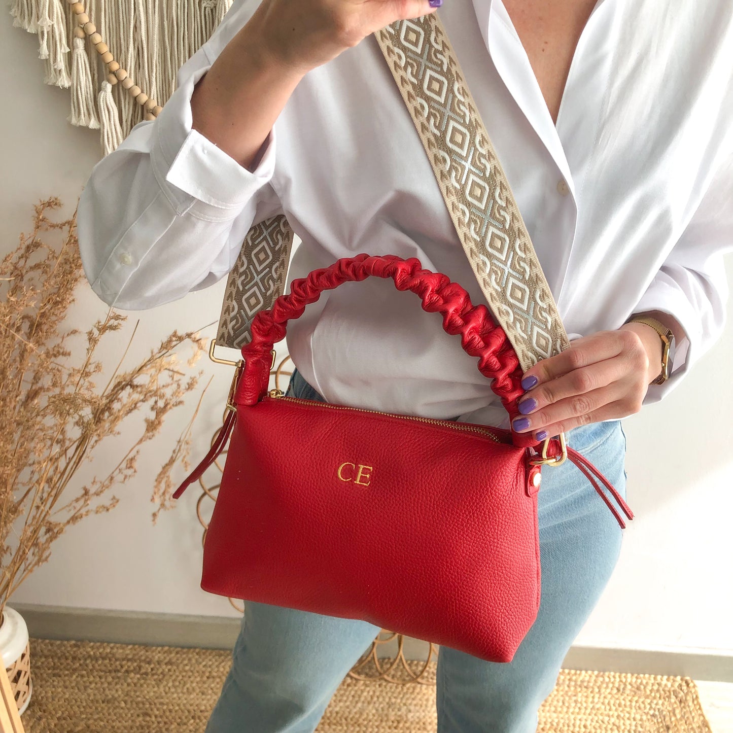 Bolso piel asas fruncidas rojo iniciales bordadas
