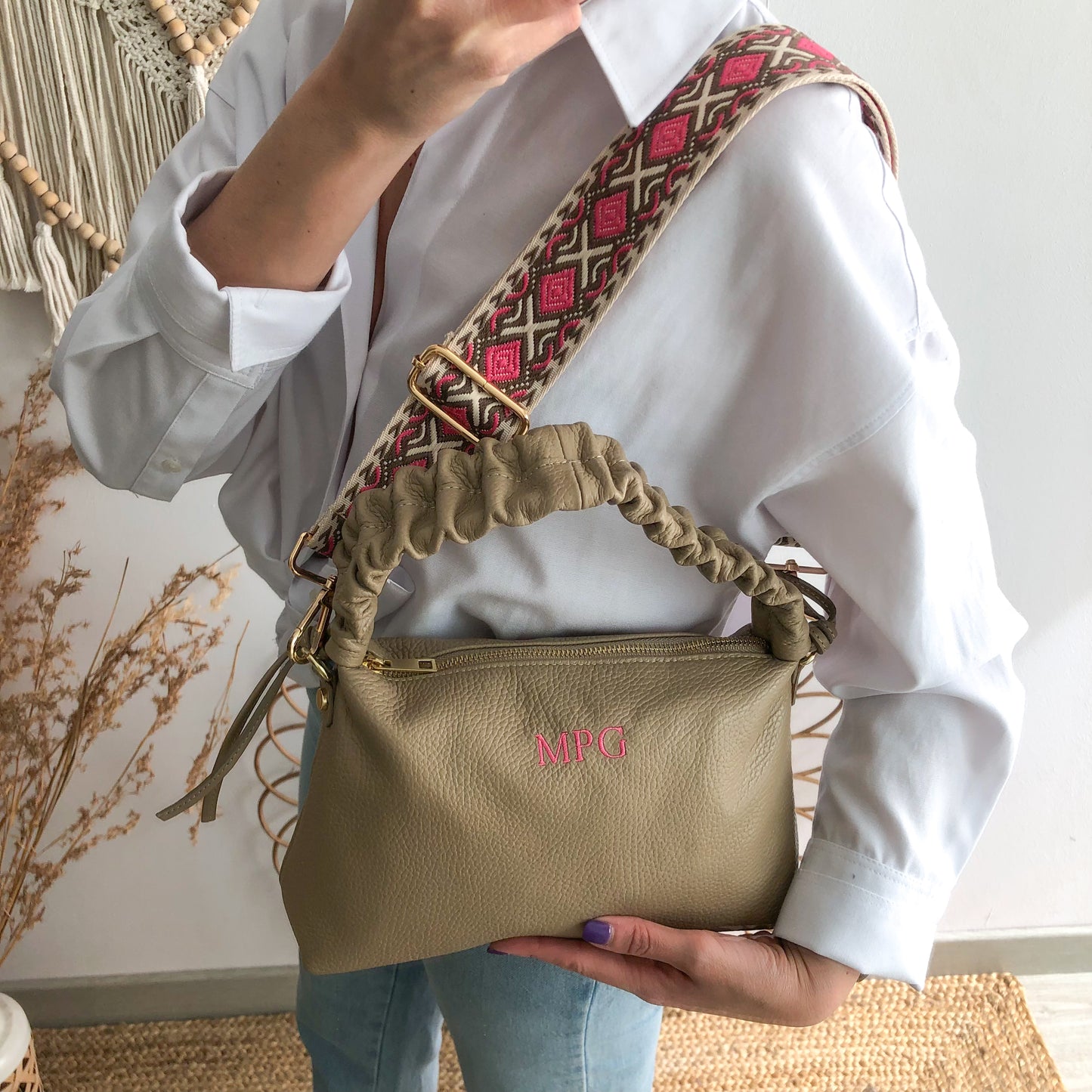 Bolso piel asas fruncidas taupe iniciales bordadas