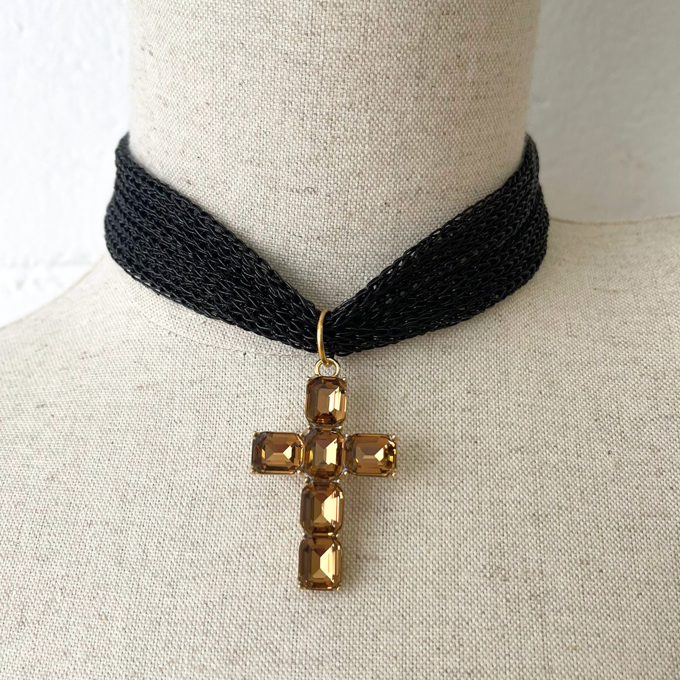 COLLAR CRUZ CON MALLA METALIZADA