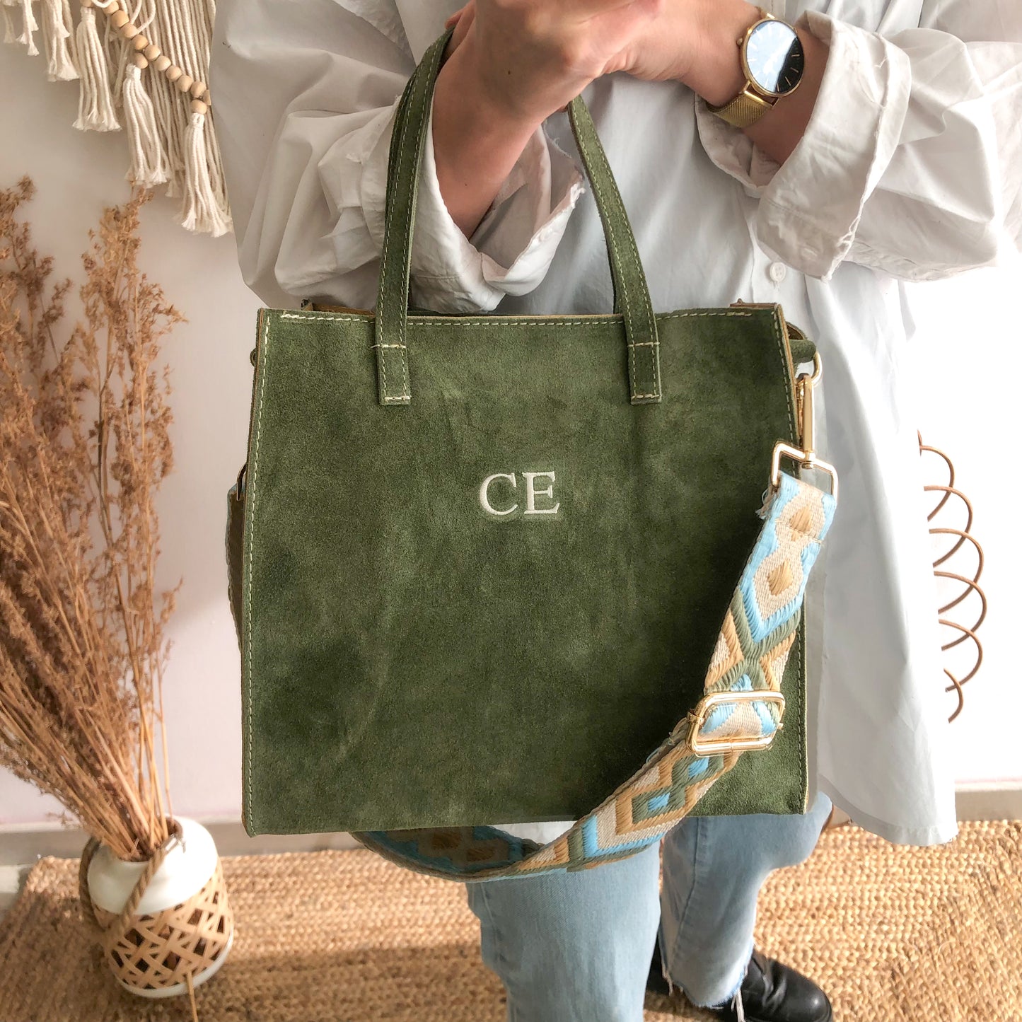 Bolso cuadrado serraje caqui herraje dorado iniciales bordadas