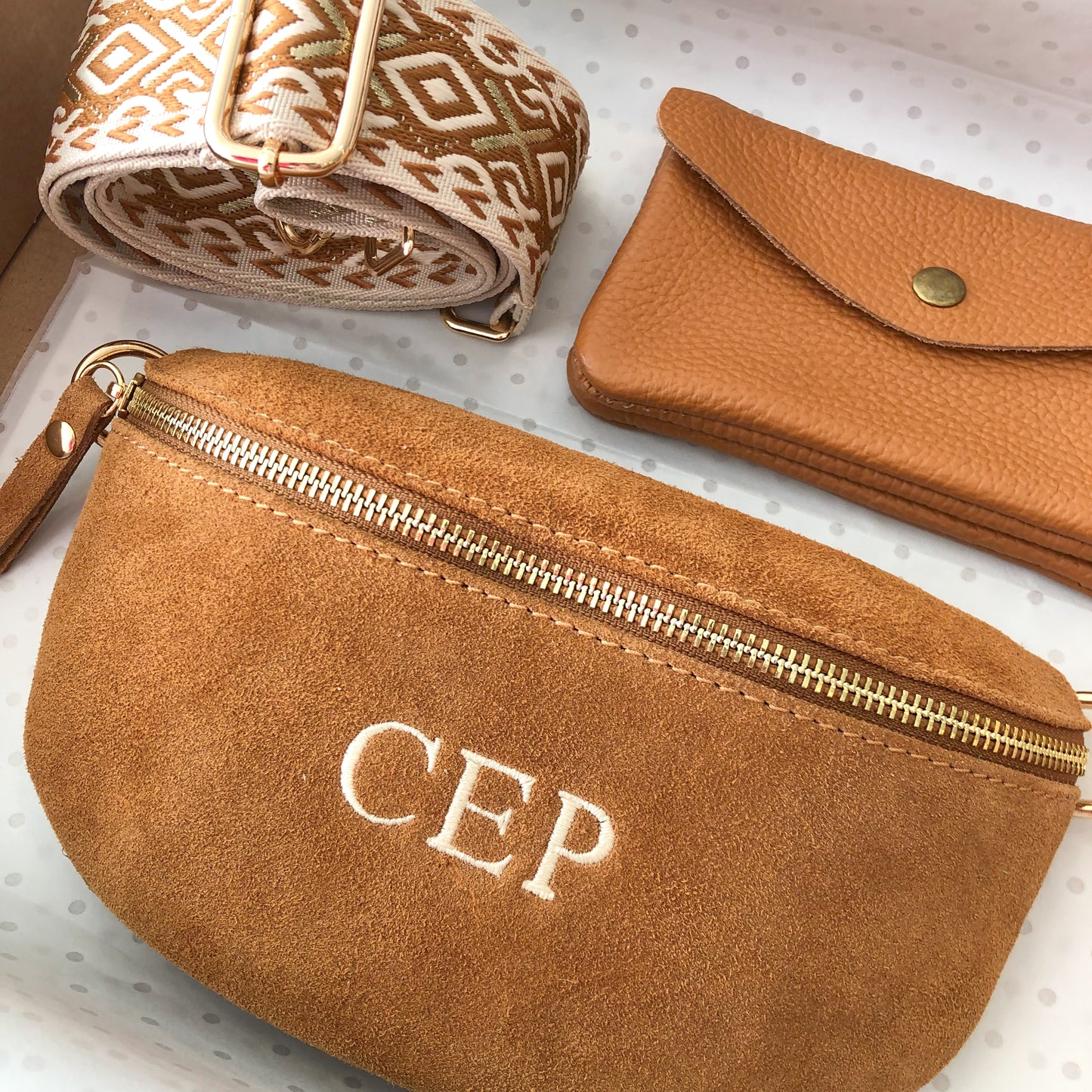 PACK REGALO RIÑONERA ANTE CAMEL PERSONALIZADA