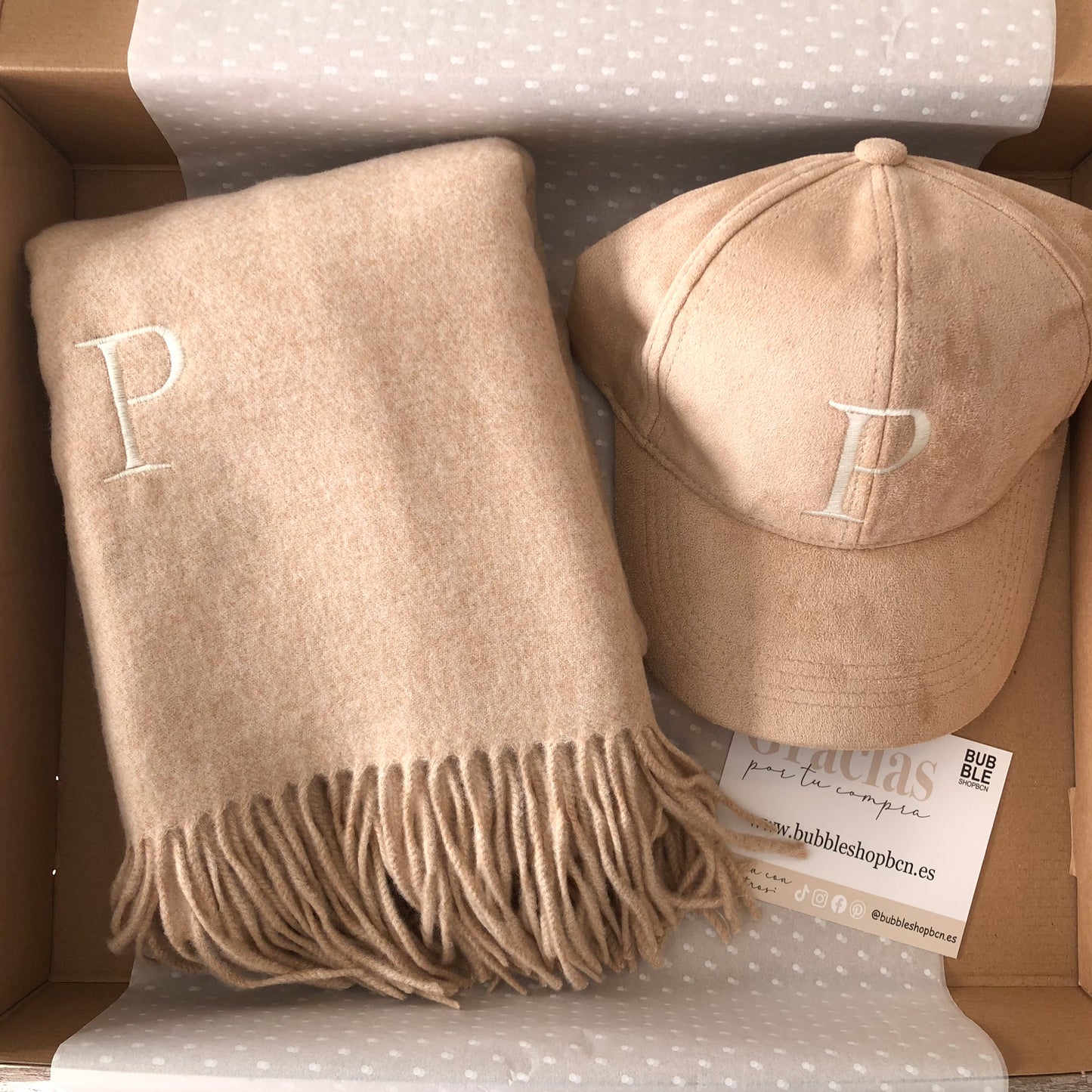 PACK REGALO BUFANDA Y GORRA BEIGE PERSONALIZADAS