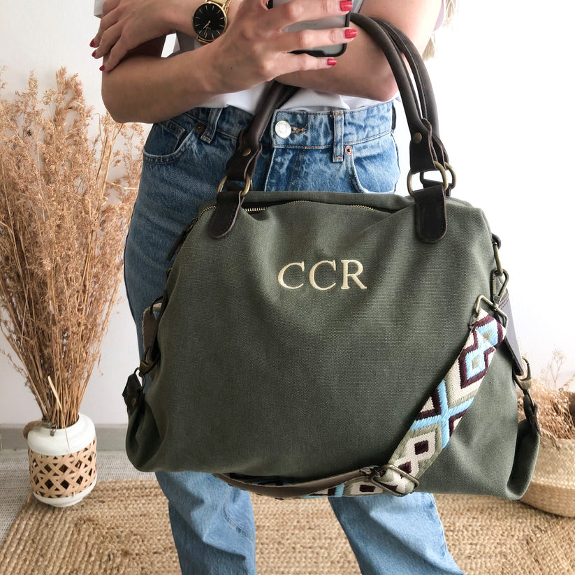 Bolso loneta y piel caqui iniciales bordadas con correa étnica