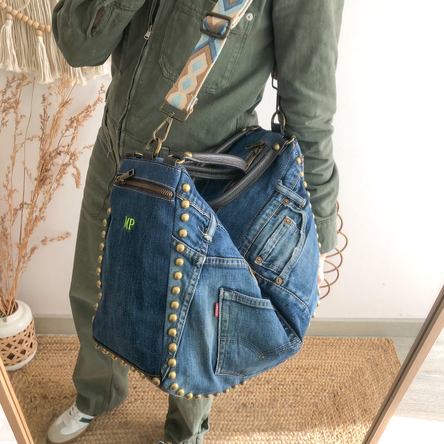 Saca tachuelas denim iniciales bordadas