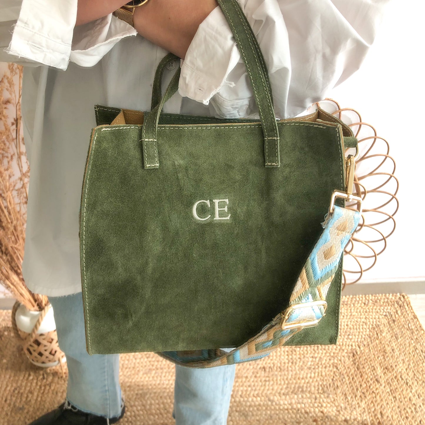 Bolso cuadrado serraje caqui herraje dorado iniciales bordadas