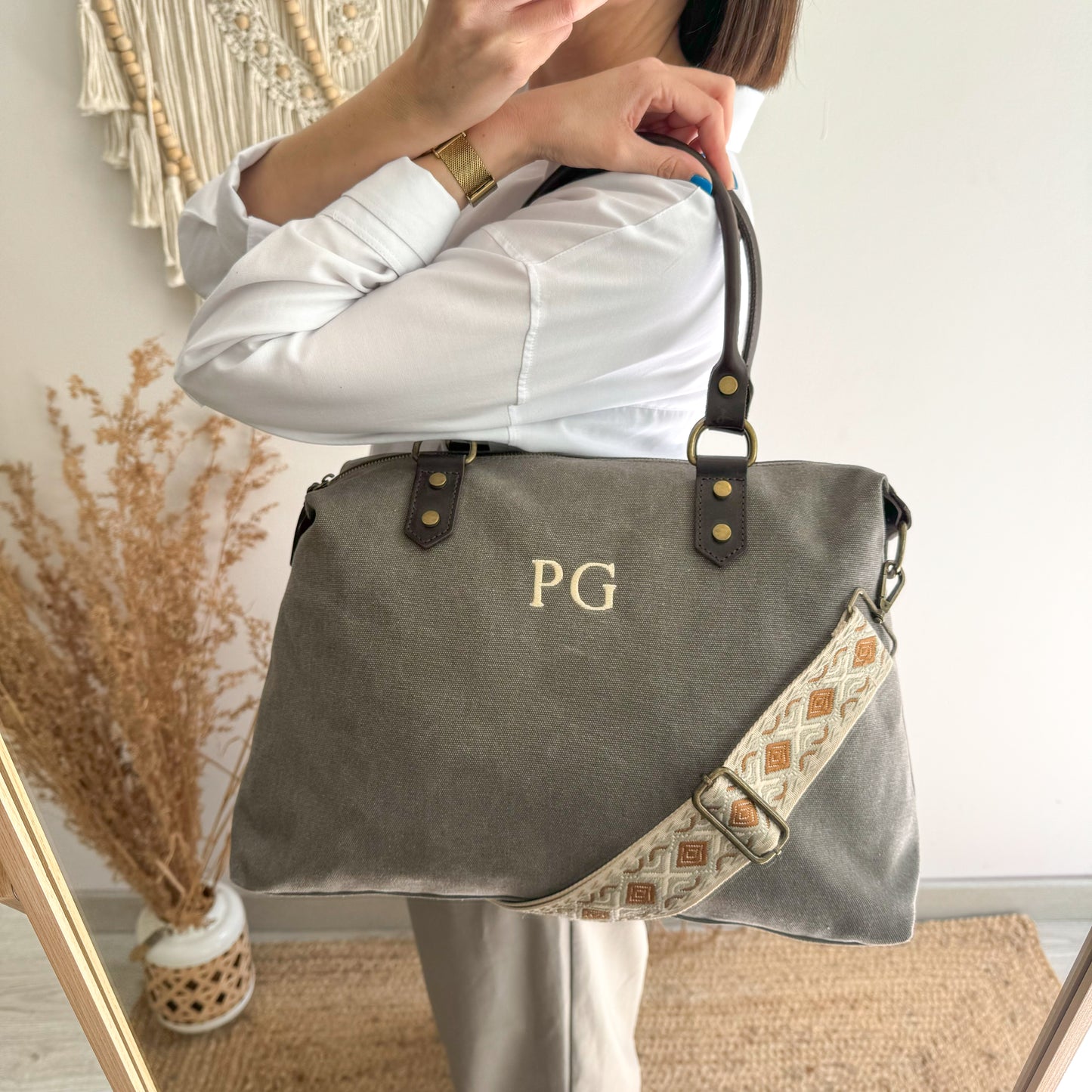 Bolso combinado loneta y piel gris iniciales bordadas con correa étnica