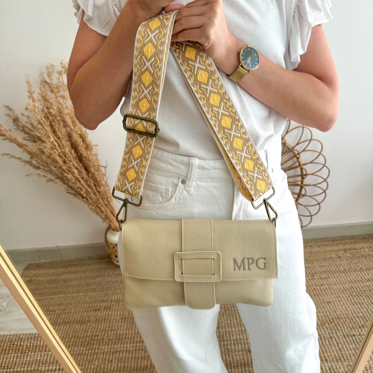 Bolso piel bandolera beige solapa personalizado iniciales bordadas