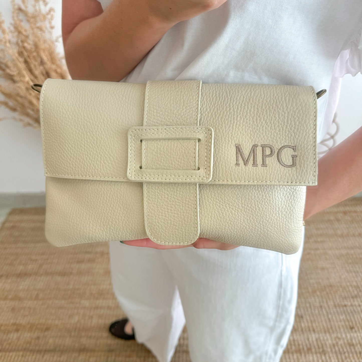 Bolso piel bandolera beige solapa personalizado iniciales bordadas