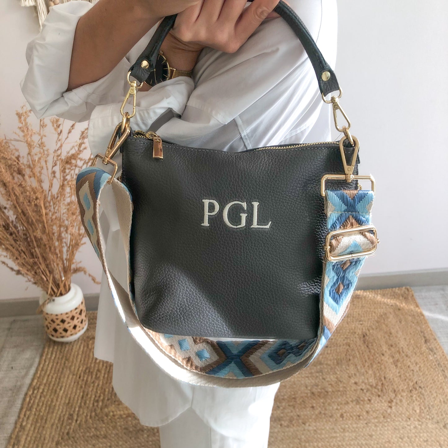 Bolso cremalleras piel gris iniciales bordadas