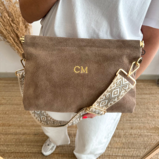 Bandolera serraje taupe cierre boquilla iniciales bordadas