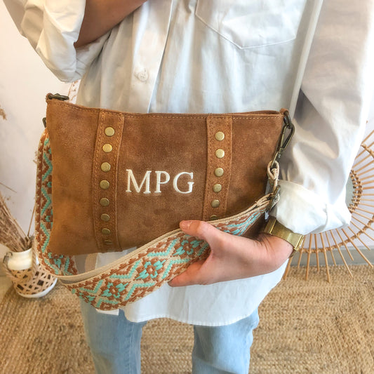 Bolso bandolera tachuelas serraje iniciales bordadas camel