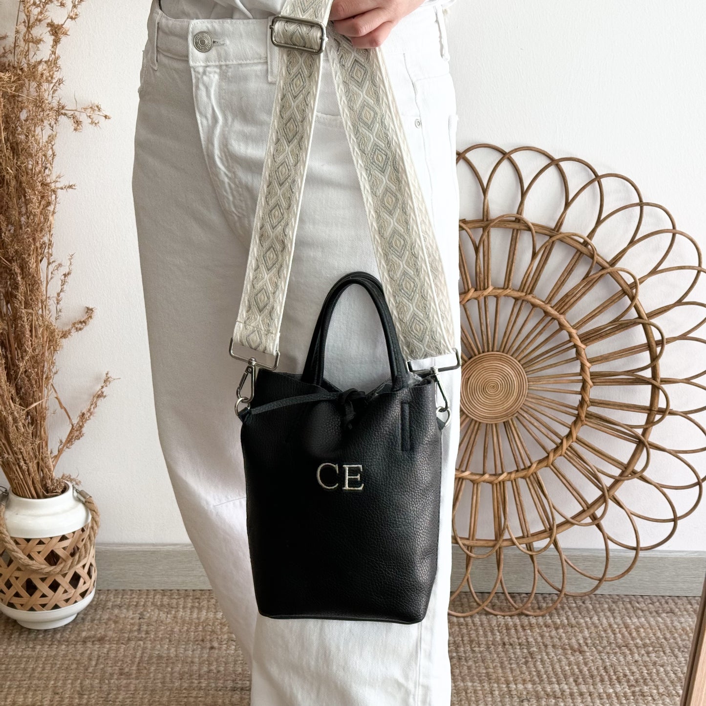 Bolso pequeño piel negro personalizado iniciales bordadas