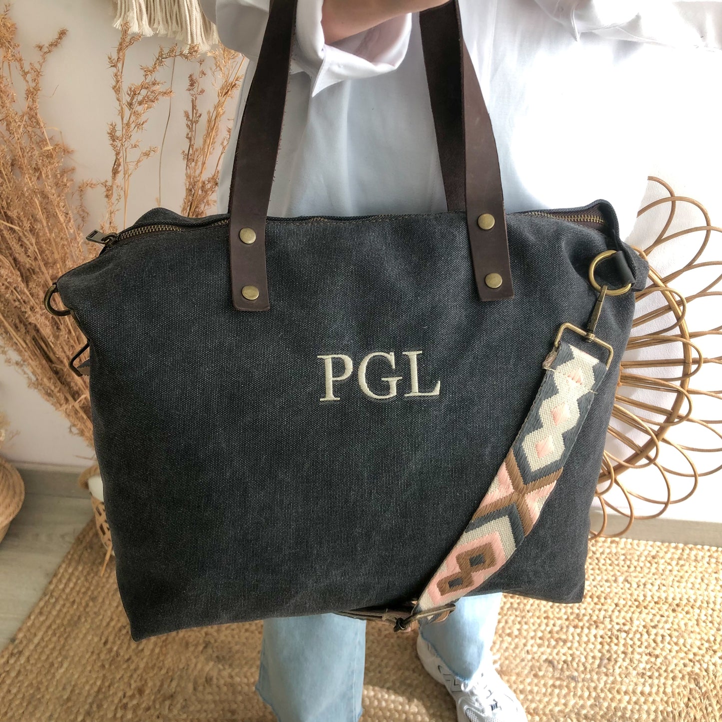 Bolso gris loneta iniciales bordadas con correa étnica