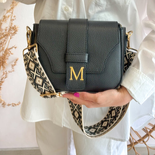 Bolso solapa piel negro inicial bordada