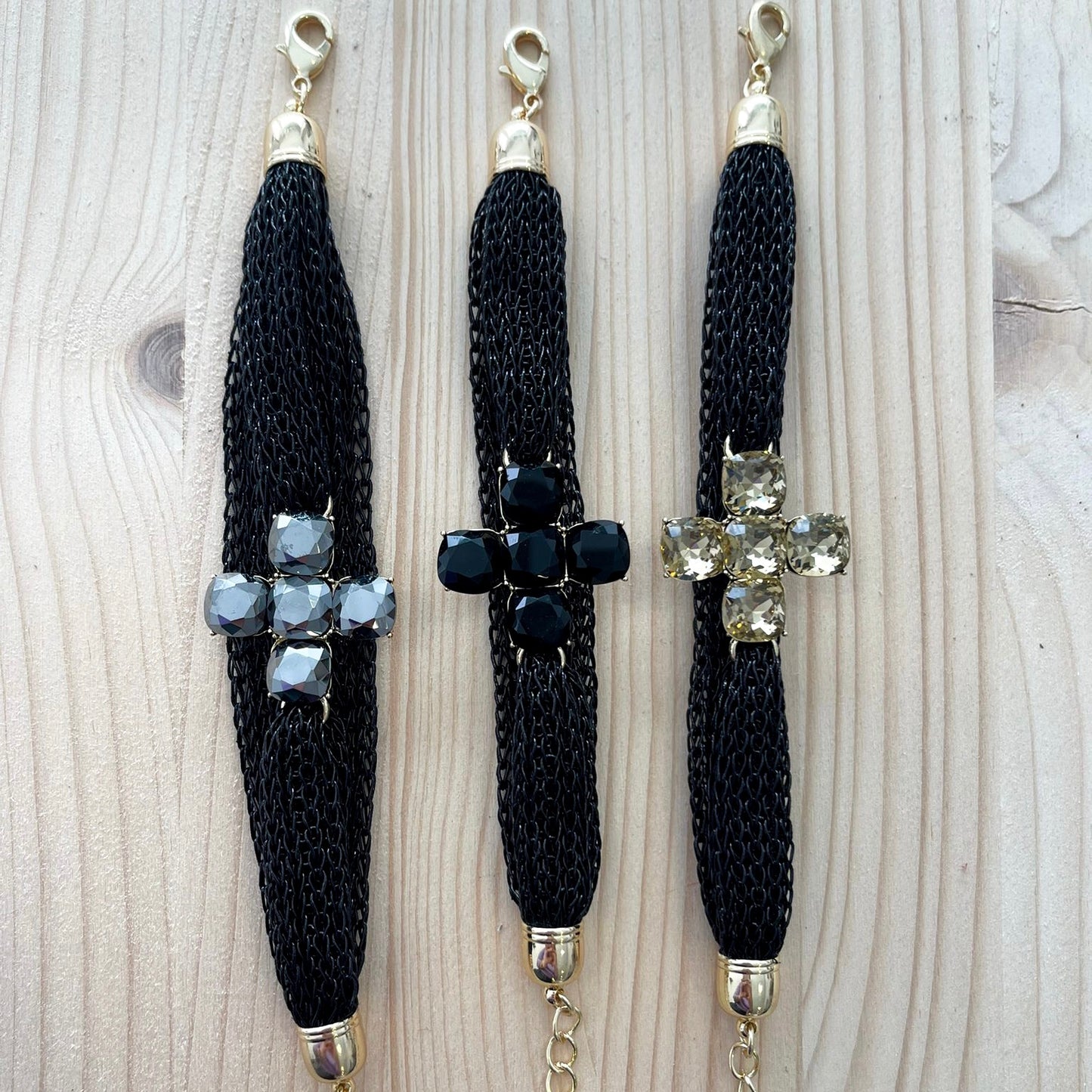 PULSERA CRUZ CUADRADA CON MALLA METALIZADA