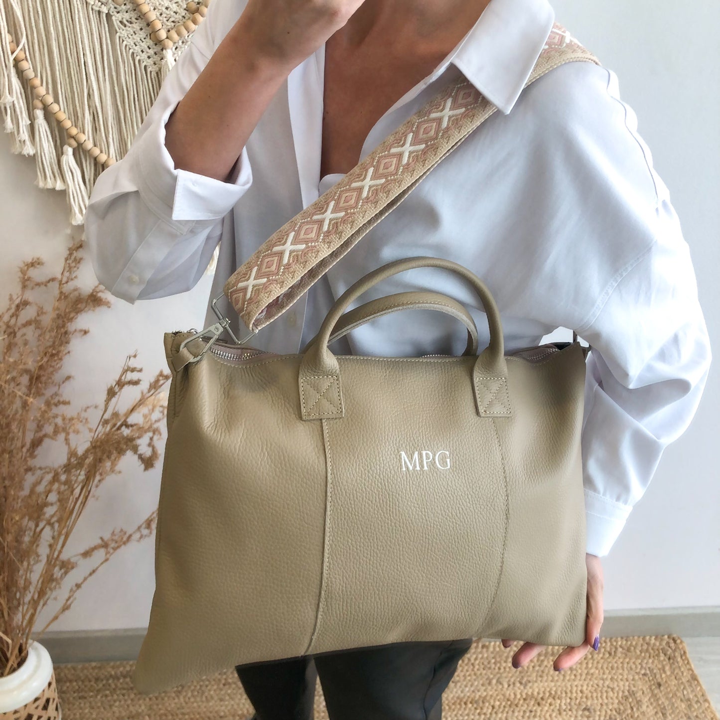 Bolso para portatil piel taupe iniciales bordadas