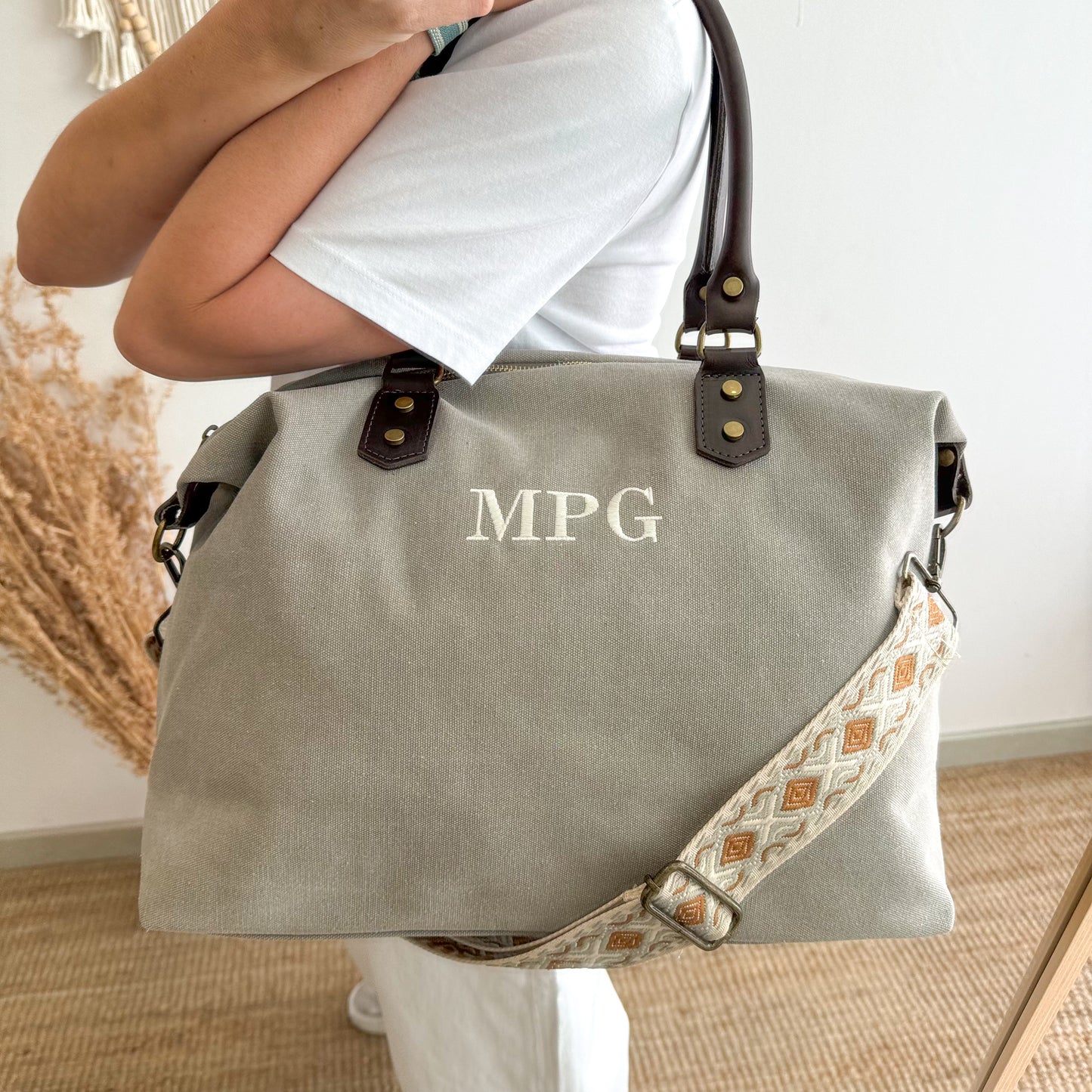 Bolso combinado loneta y piel gris claro iniciales bordadas con correa étnica