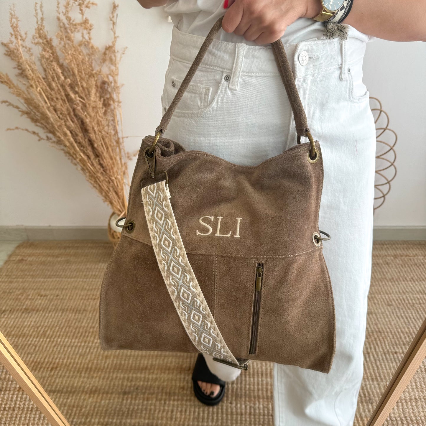 Bolso ante taupe cremalllera iniciales bordadas