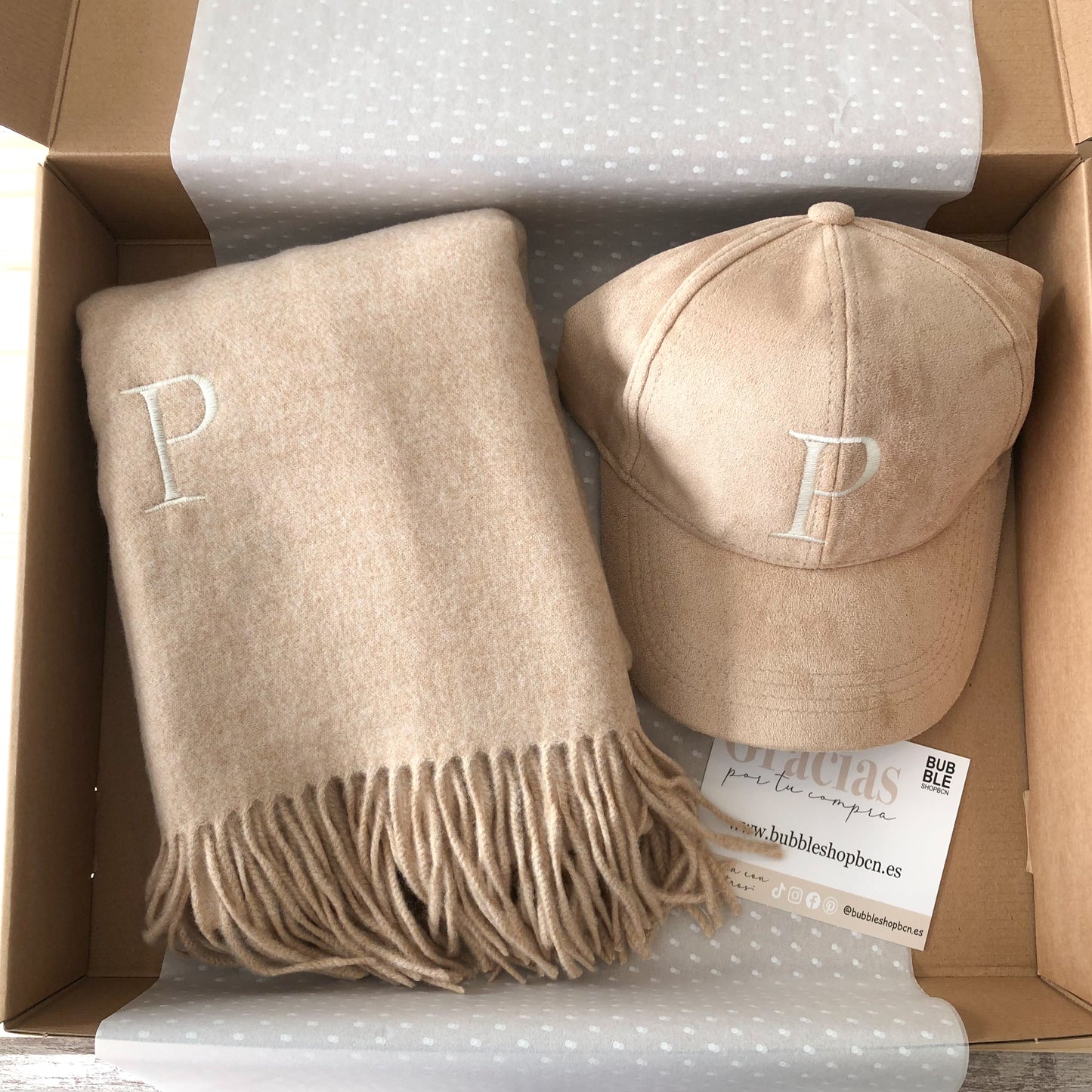 PACK REGALO BUFANDA Y GORRA BEIGE PERSONALIZADAS