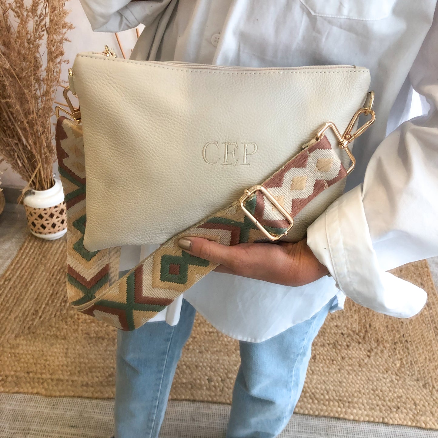 Bolso piel bandolera iniciales bordadas beige