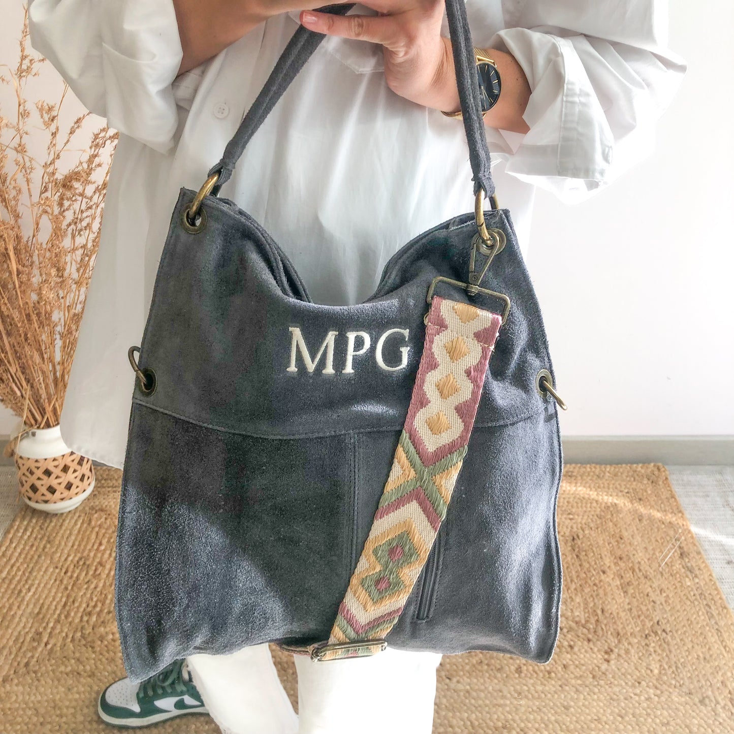 Bolso ante gris cremalllera iniciales bordadas