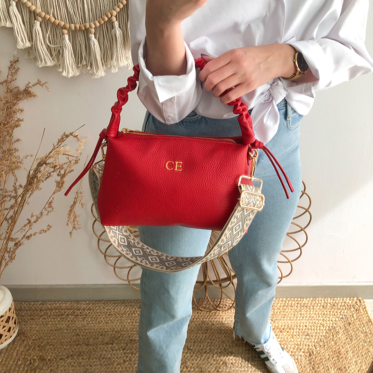 Bolso piel asas fruncidas rojo iniciales bordadas