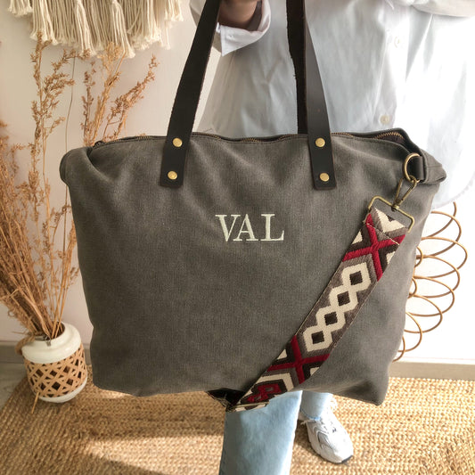 Bolso taupe oscuro loneta iniciales bordadas con correa étnica