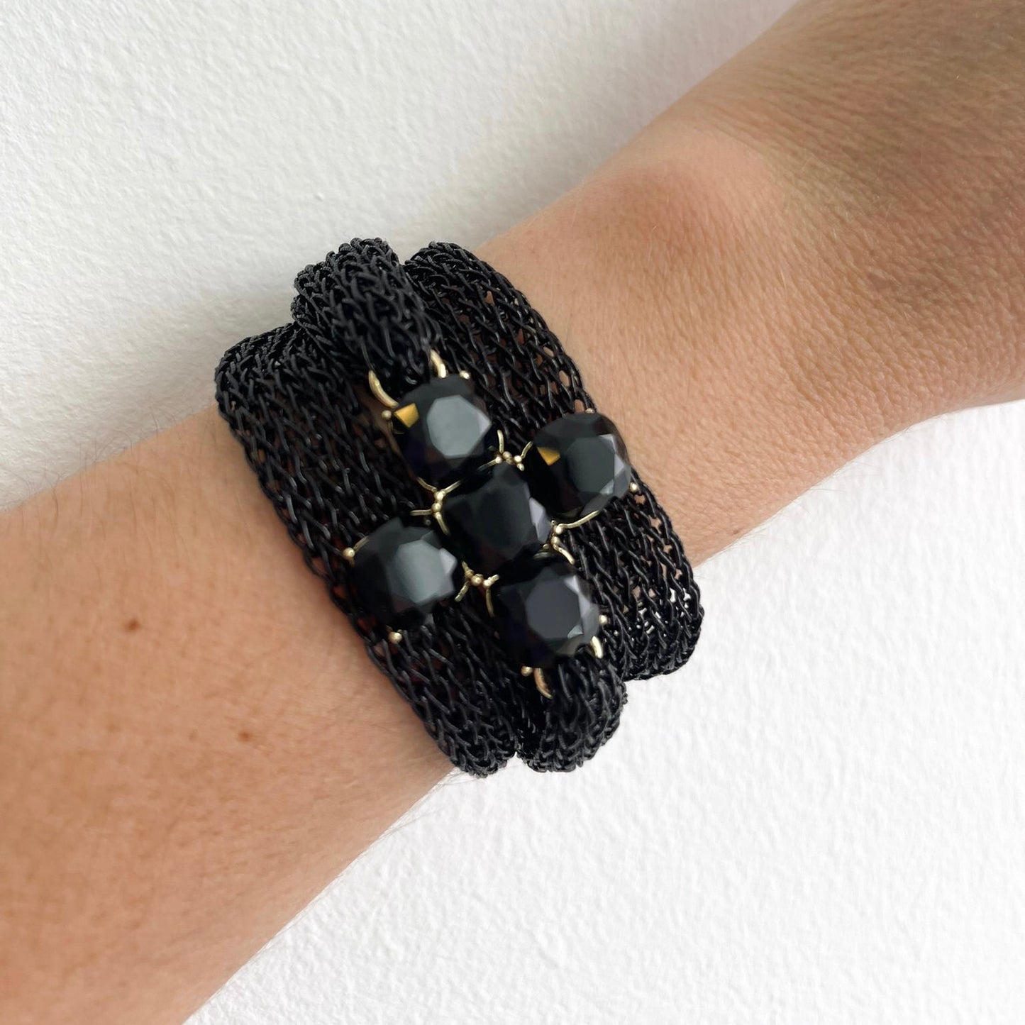 PULSERA CRUZ CUADRADA CON MALLA METALIZADA