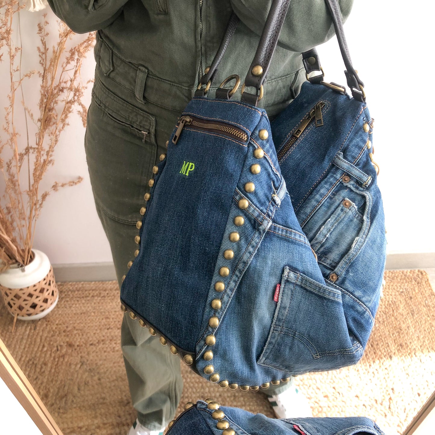 Saca tachuelas denim iniciales bordadas