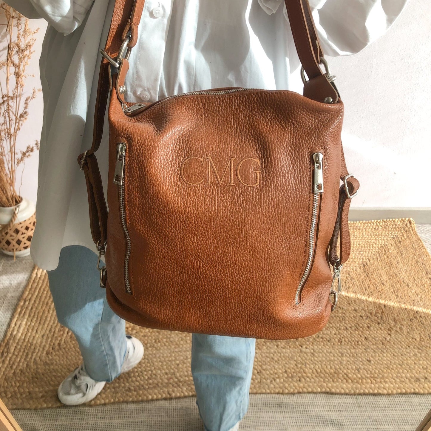 Bolso mochila camel personalizado iniciales bordadas - Bubbleshopbcn