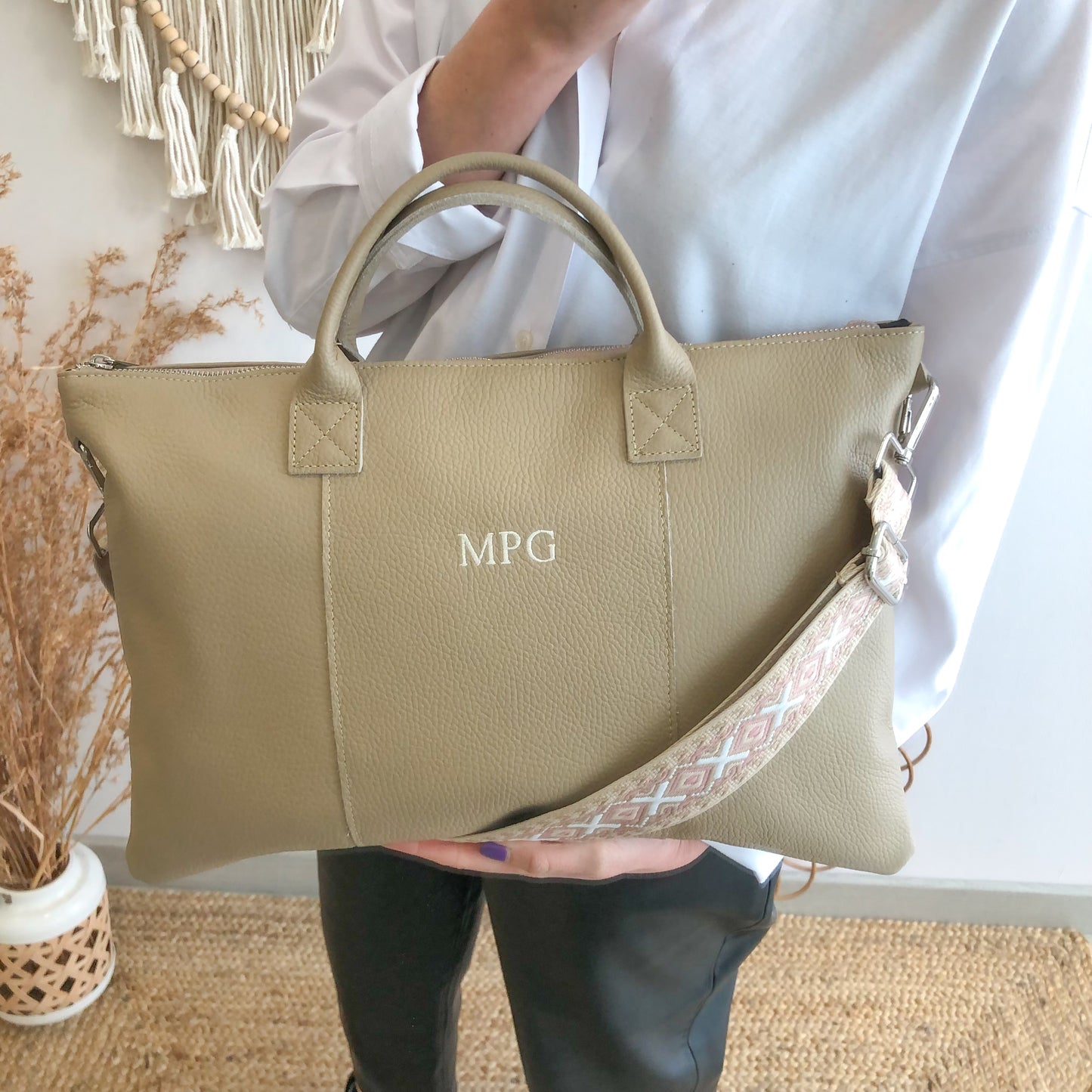 Bolso para portatil piel taupe iniciales bordadas