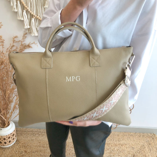 Bolso para portatil piel taupe iniciales bordadas