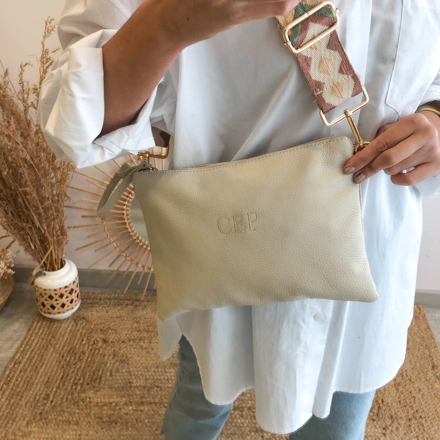 Bolso piel bandolera iniciales bordadas beige