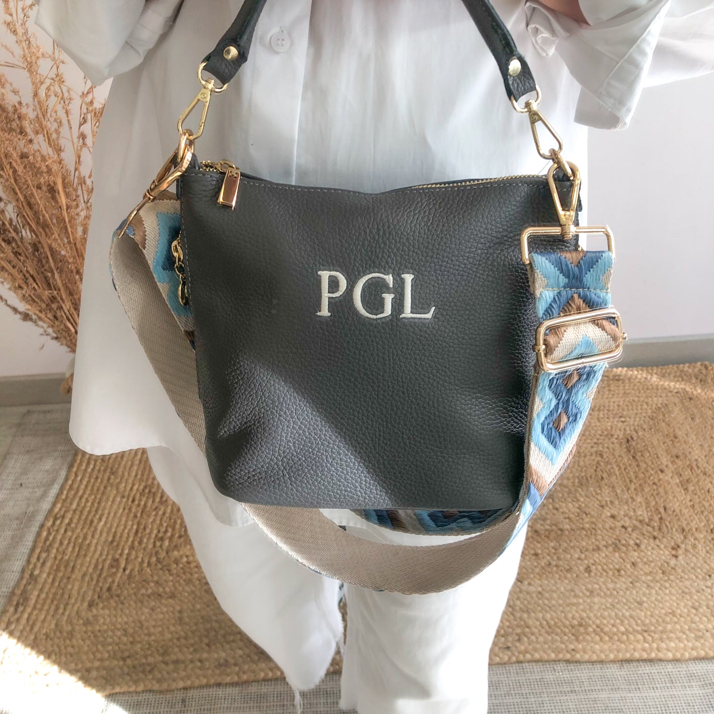 Bolso cremalleras piel gris iniciales bordadas