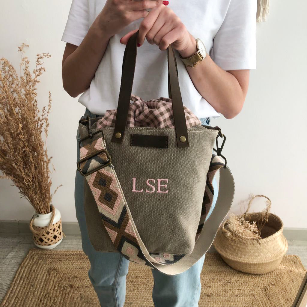 Bolso loneta cierre tejido vichy taupe iniciales bordadas
