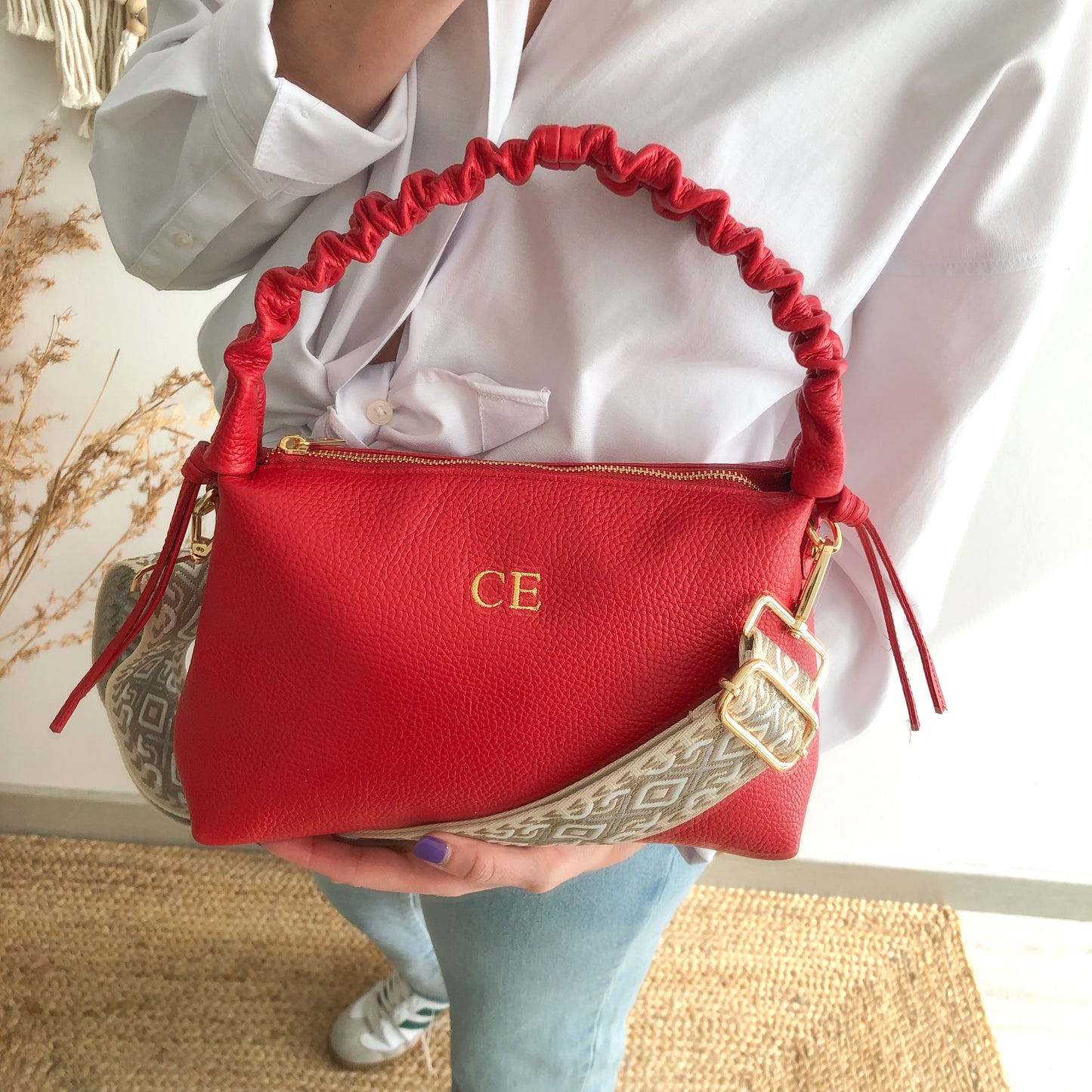 Bolso piel asas fruncidas rojo iniciales bordadas