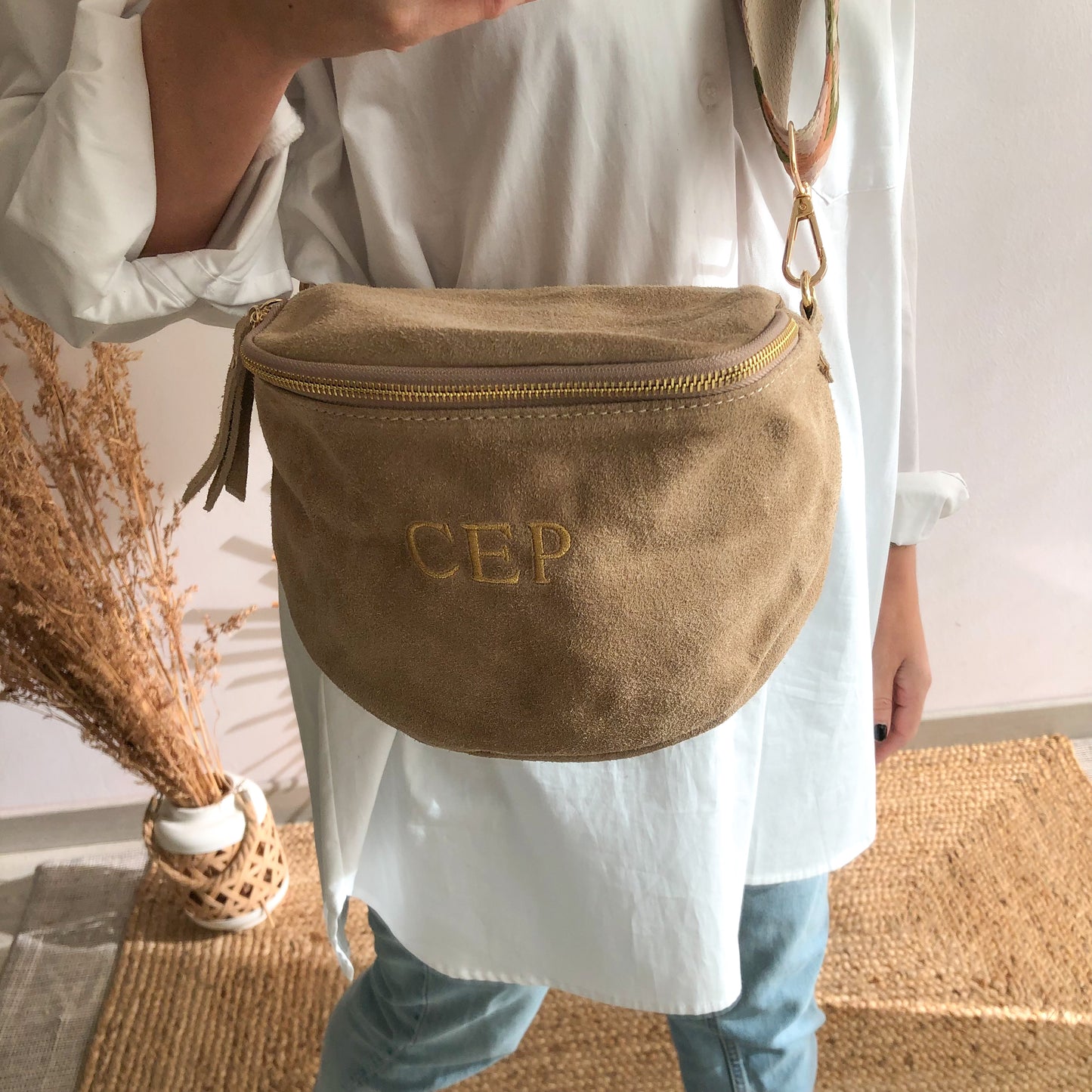 Bandolera serraje ovalada beige iniciales bordadas