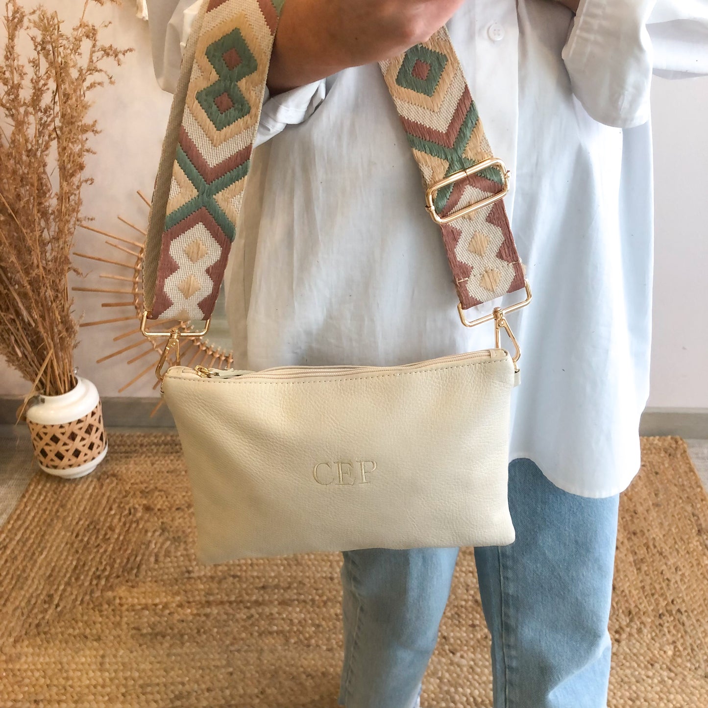 Bolso piel bandolera iniciales bordadas beige