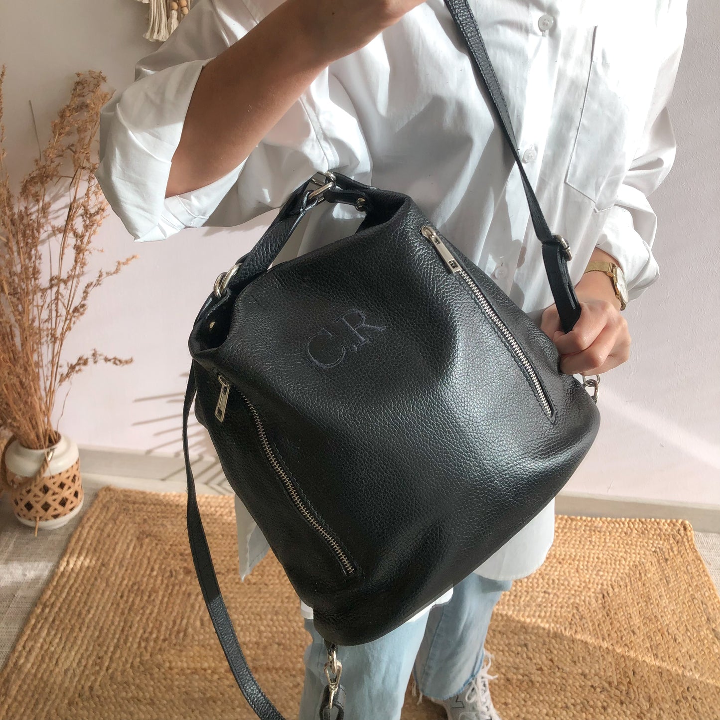Bolso mochila negro personalizado iniciales bordadas