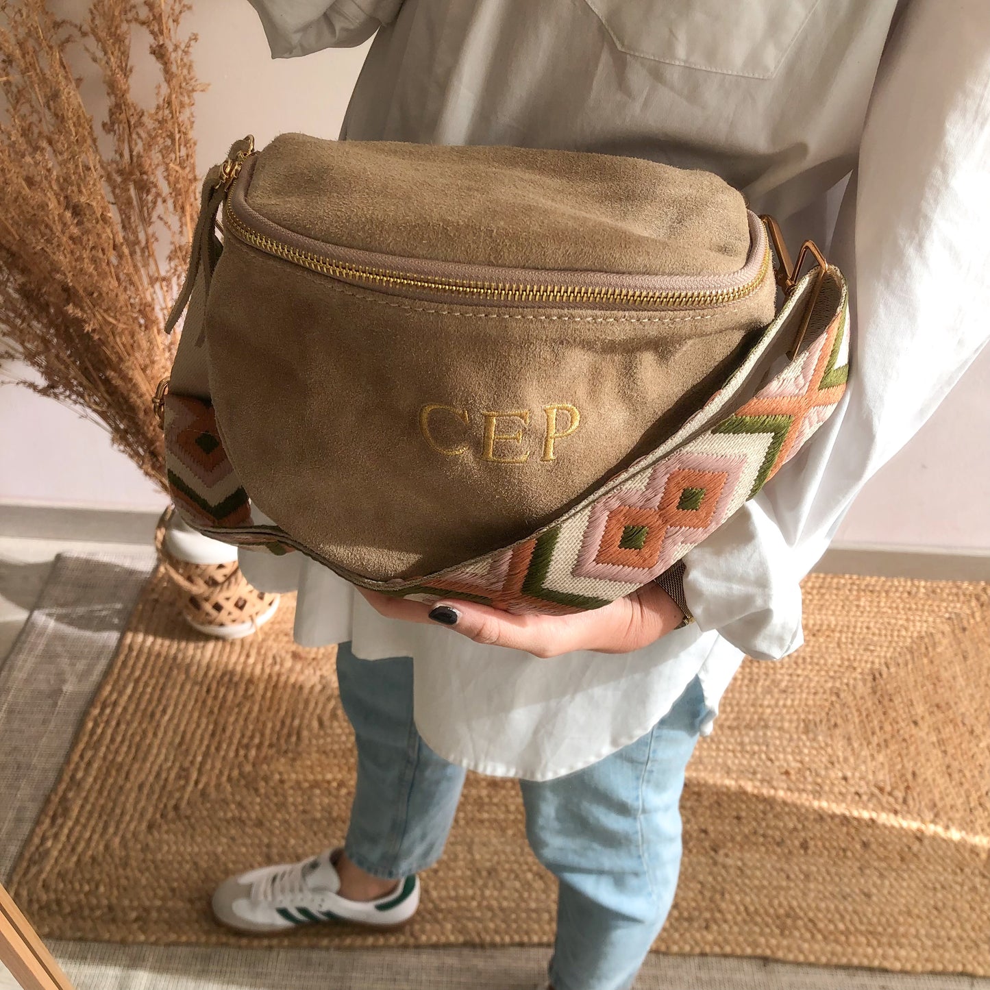 Bandolera serraje ovalada beige iniciales bordadas