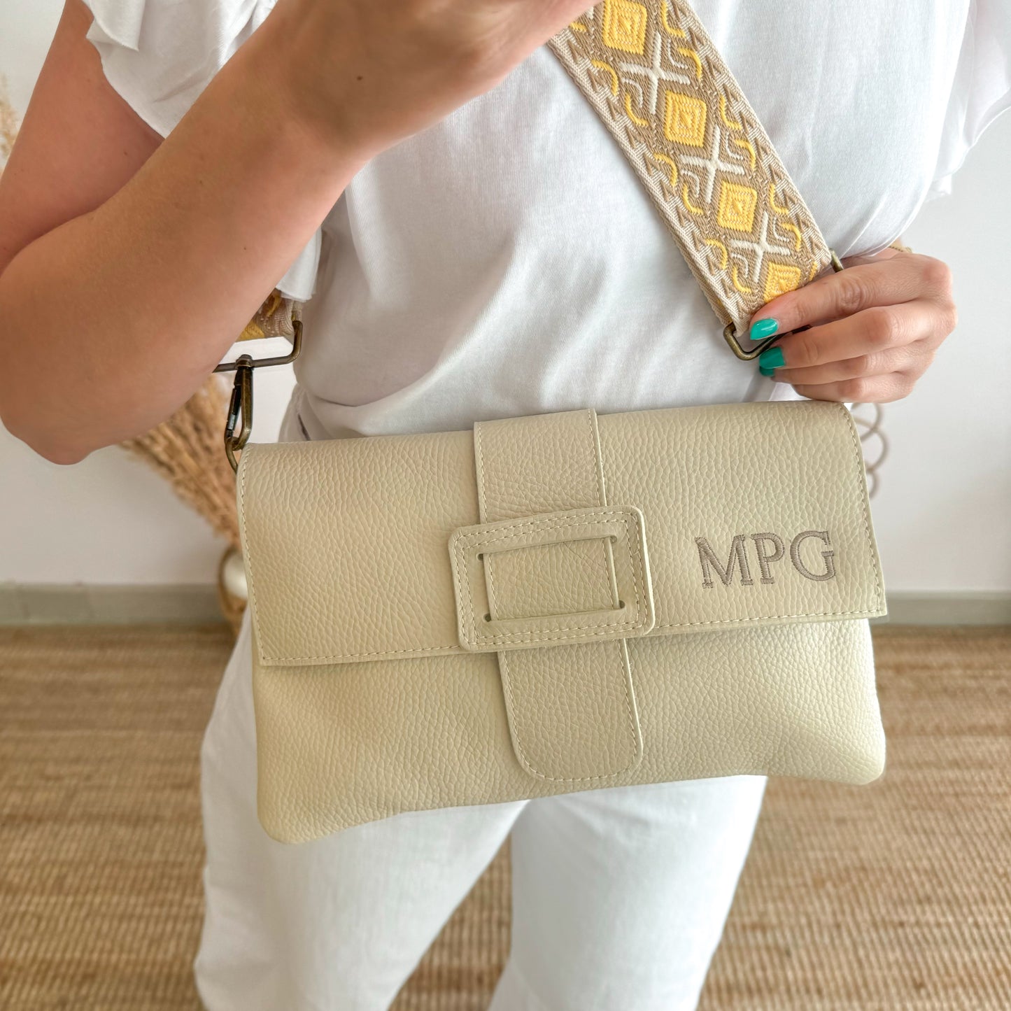 Bolso piel bandolera beige solapa personalizado iniciales bordadas