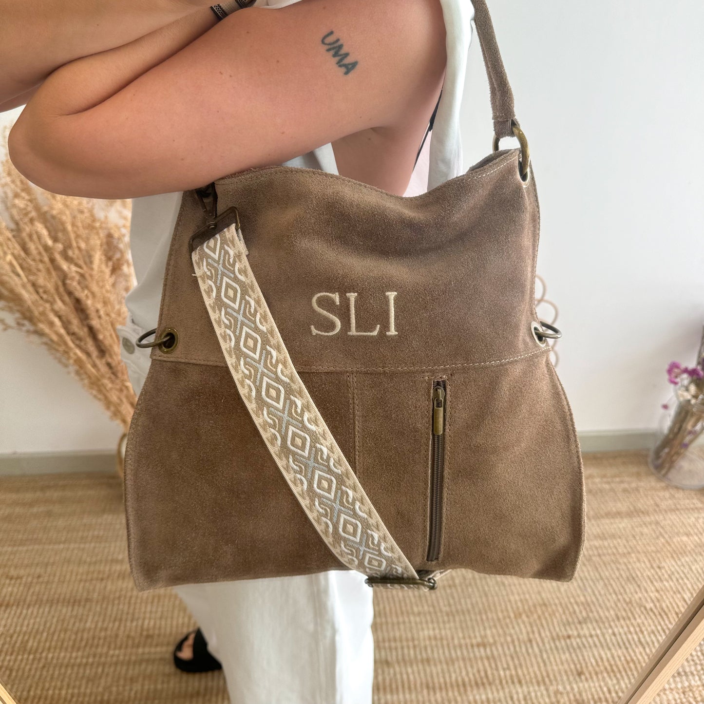 Bolso ante taupe cremalllera iniciales bordadas