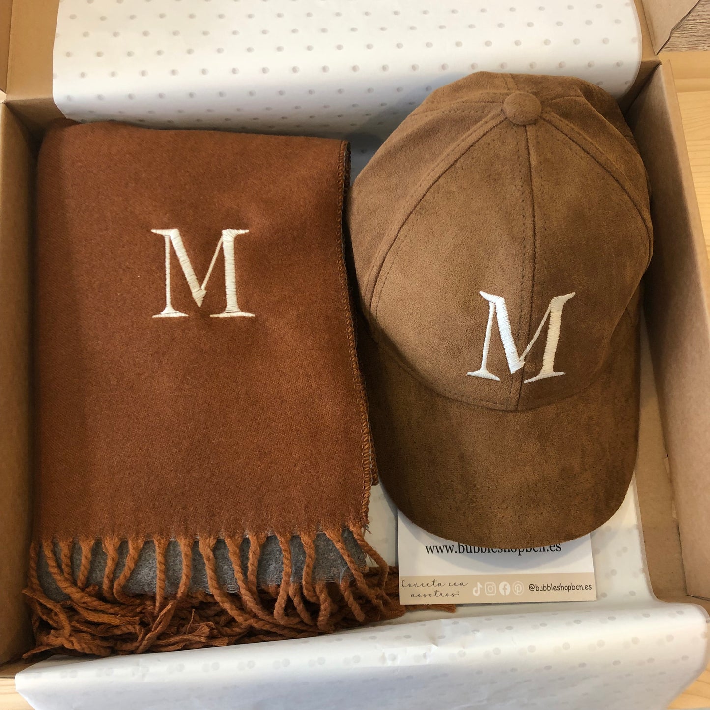 Pack regalo bufanda y gorra marrón personalizada